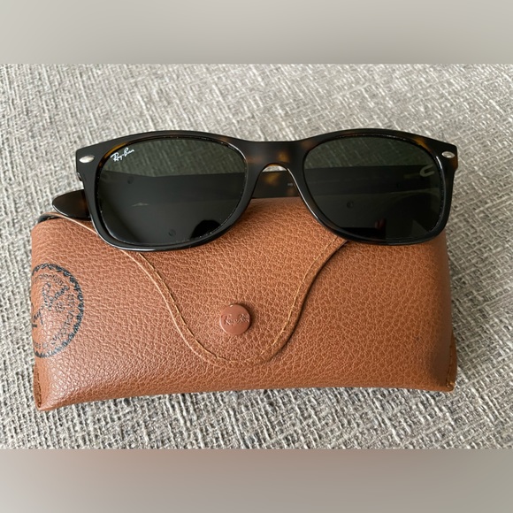 Ray-Ban Women’s brown tortoiseshell Wayfarer Sunglasses - Like New - Picture 2 of 4